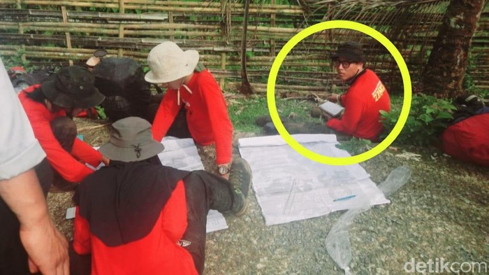 Momen Virendy Marjefy memegang alkitab saat Diksar Mapala Teknik Unhas.