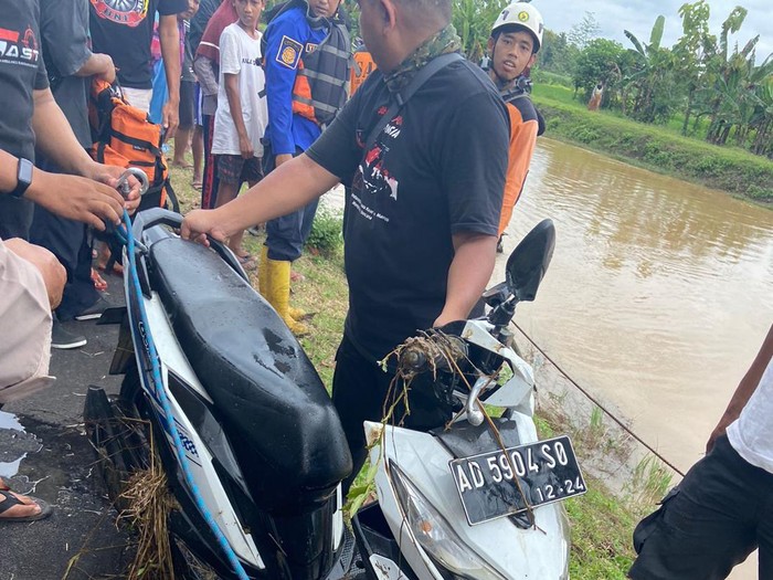 Motor korban setelah dievakuasi dari saluran irigasi Colo Timur di Desa Kenokorejo, Polokarto, Kabupaten Sukoharjo, Jumat (27/1/2023).
