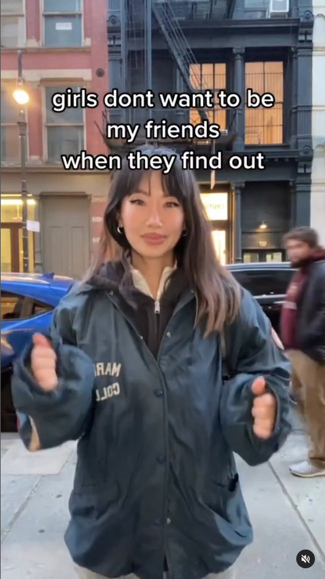 Dalam sebuah postingan, konten kreator itu pun membagikan dukanya terlihat awet muda. Dikatakan jika beberapa orang malah jadi tidak mau berteman dengannya. Foto: Instagram/TikTok Natalie Bright