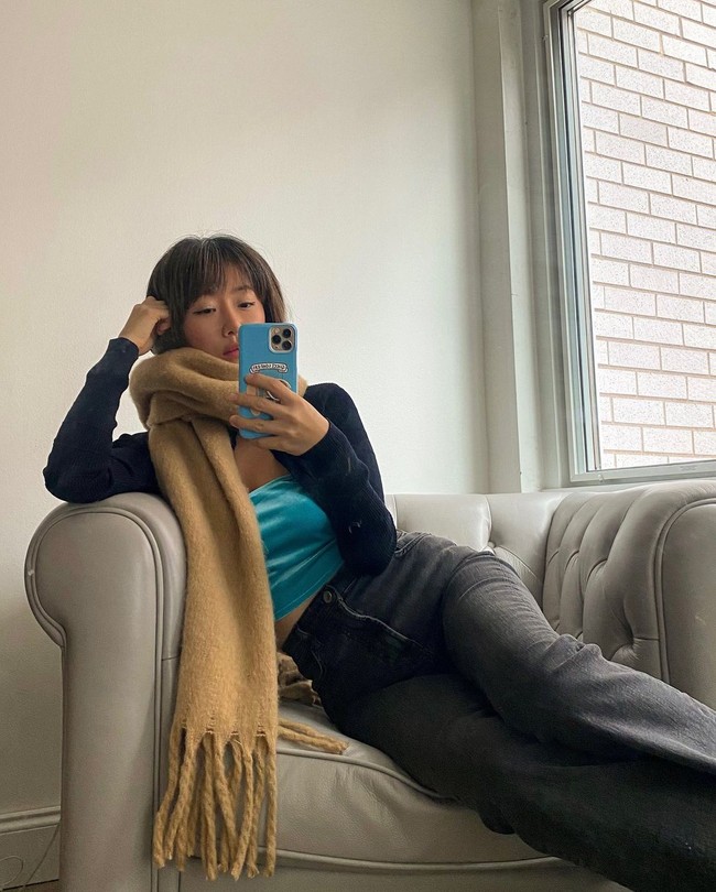 Karena penampilannya yang trendy, Natalie mengaku kerap disangka berusia 20 tahunan bahkan siswa sekolahan. Foto: Instagram/TikTok Natalie Bright