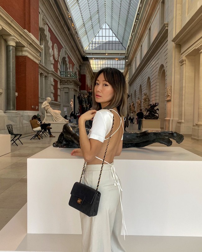 Aku tidak berdandan seperti orang seusiaku. Aku suka memakai sesuatu yang aku tidak pernah sebelumnya. Jika kamu merawat kesehatanmu dan punya pola pikir yang bagus, kamu akan terlihat muda, tutur Natalie.Foto: Instagram/TikTok Natalie Bright