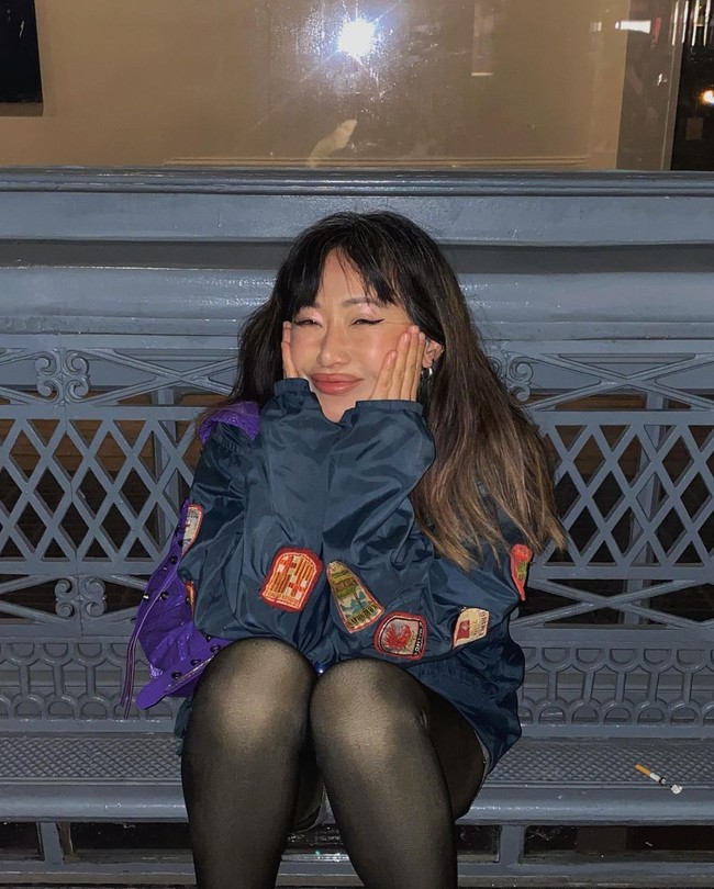 Natalie memang ingin menambah kenalan terlebih hampir semua temannya sudah menikah, punya anak, dan tinggal di pinggir kota sedangkan dia berbasis di New York City. Aku terlalu tua untuk punya teman baru, kata Natalie. Foto: Instagram/TikTok Natalie Bright