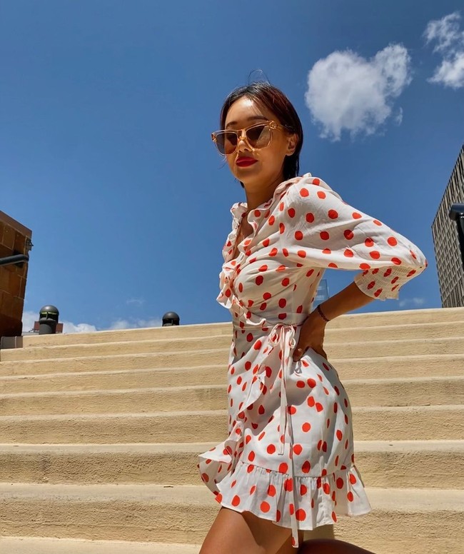 Natalie sendiri sudah menikah tapi belum memiliki anak. Ia pun tidak menutupi rambutnya beruban dan merasa nyaman untuk tidak mewarnainya. Ia merasa penampilannya terlihat muda karena berusaha tampil kekinian dan bertubuh pendek. Foto: Instagram/TikTok Natalie Bright