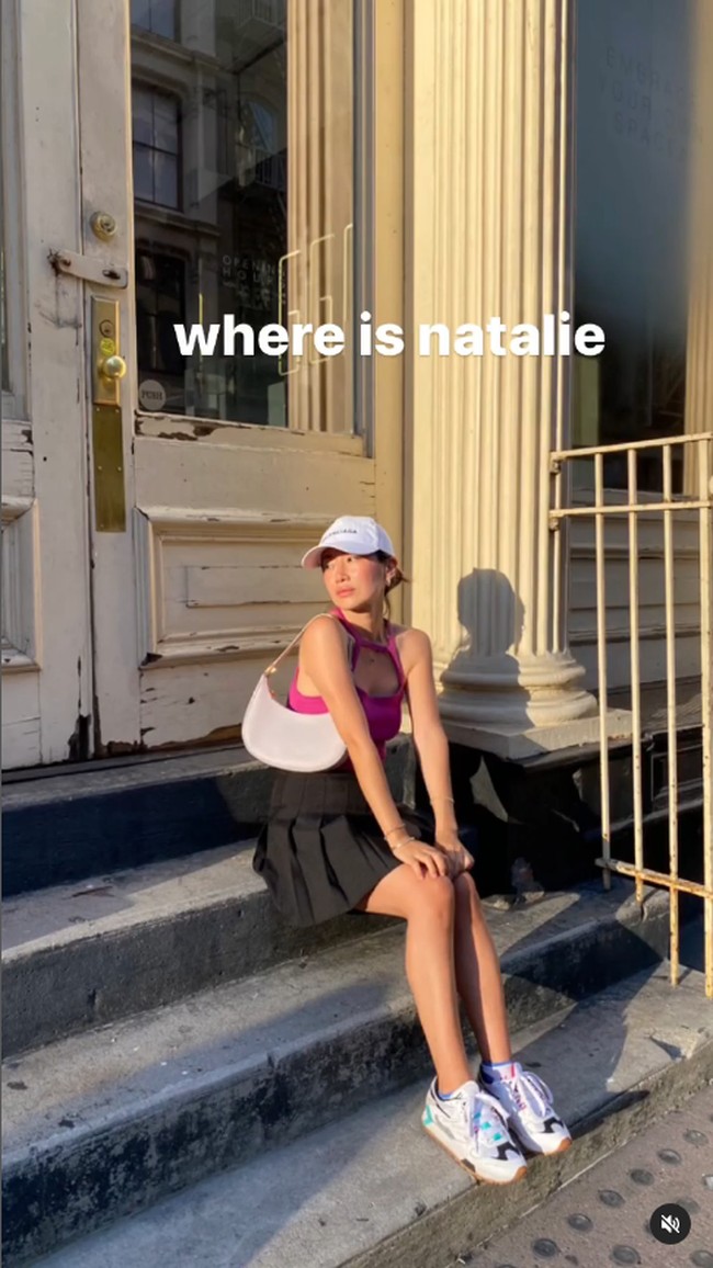 Natalie sendiri mengakui bahwa dirinya memang menjaga penampilan. Selain olahraga lima kali seminggu dan tidak minum alkohol, ia juga terlihat muda karena gaya busana kekinian. Foto: Instagram/TikTok Natalie Bright
