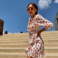 Natalie sendiri sudah menikah tapi belum memiliki anak. Ia pun tidak menutupi rambutnya beruban dan merasa nyaman untuk tidak mewarnainya. Ia merasa penampilannya terlihat muda karena berusaha tampil kekinian dan bertubuh pendek. Foto: Instagram/TikTok Natalie Bright