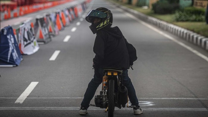 Ngeng.. Melihat Pembalap Street Race Beraksi di Kemayoran Peserta memacu kecepatan sepeda motornya dalam Street Race Polda Metro Jaya di Jalan Benyamin Sueb, Kemayoran, Jakarta, Jumat (27/1/2023). Polda Metro Jaya kembali menggelar ajang balap motor jalanan atau street race yang diikuti lebih dari 1.000 pembalap dan kegiatan tersebut akan berlangsung hingga 29 Januari 2023. ANTARA FOTO/Aprillio Akbar/foc.
