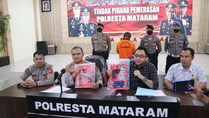 Oknum PNS yang mengaku polisi dan memeras beberapa korban saat pers rilis di Polresta Mataram, Jumat (27/1/2023).