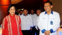 Menteri Keuangan Republik Indonesia, Sri Mulyani Indrawati (kiri) bersama Direktur Utama PT Bank Tabungan Negara (Persero) Tbk Haru Koesmahargyo (kanan) didampingi Wakil Komisaris Utama Bank BTN, Iqbal Latanro usai menandatangani Kontrak Kerja Manajemen Tahun 2023 dalam Rapat Kerja Bank BTN Tahun 2023 di Jakarta, Jumat (27/1).