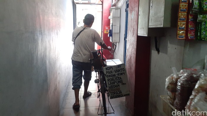 Pedagang kopi keliling naik sepeda, Pak Yanto, saat ditemui di Pasar Pedurungan, Kota Semarang, Jumat (27/1/2023).