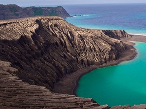 Pulau Ini Muncul Entah dari Mana, Ada Kehidupan Unik di Dalamnya