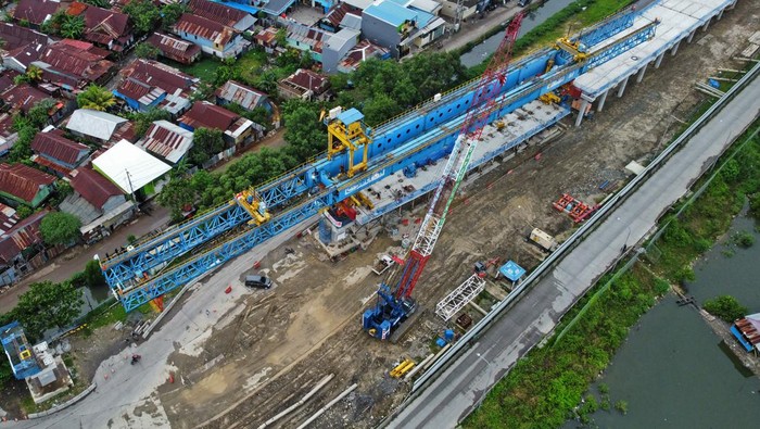 Foto udara pembangunan proyek jalan tol Makassar New Port, di Makassar, Sulawesi Selatan, Kamis (26/1/2023). Proyek jalan tol sepanjang 3,2 kilometer dengan nilai investasi Rp705 miliar tersebut ditargetkan beroperasi pada Juni 2023 untuk mendukung operasional Makassar New Port . ANTARA FOTO/Arnas Padda/hp.