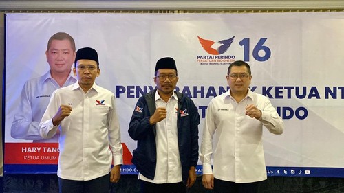 Pemberian SK DPW Perindo NTB kepada suami Wagub NTB Muhammad Khairul Rizal oleh Ketua Umum Partai Perindo Hary Tanoesodibjo dan ketua Harian Ketua Harian Nasional Partai Perindo TGB Muhammad Zainul Majdi di Surabaya, Jumat (27/1/2023). Foto: IST.