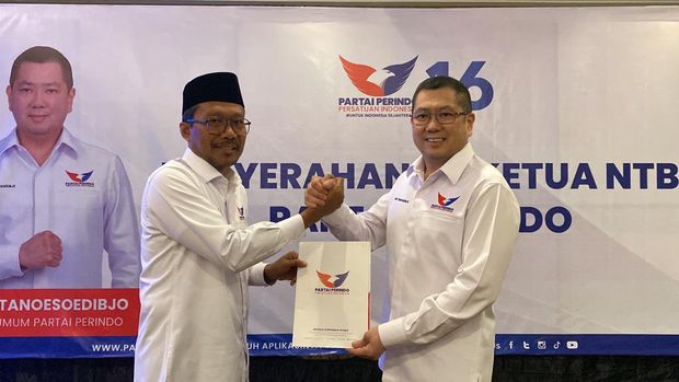 Pemberian SK DPW Perindo NTB kepada suami Wagub NTB, Muhammad Khairul Rizal oleh Ketua Umum Partai Perindo Hary Tanoesodibjo di Surabaya, Jumat (27/1/2023). Foto: IST.