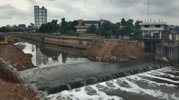 Penampakan bagian area dari Sodetan Kali Ciliwung, foto diambil dari atas jembatan waduk Kebon Nanas, Cipinang. (CNBC Indonesia/Martyasari Rizky)