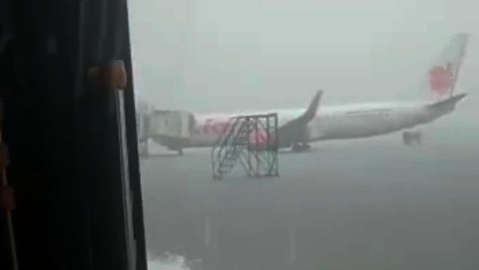 Penampakan pelatan Bandara Sam Ratulangi, Manado yang tergenang air usai diguyur hujan deras.