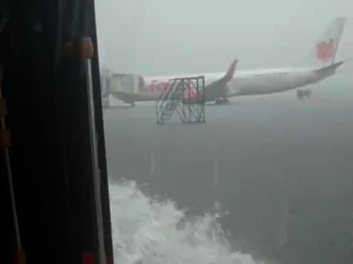 Penampakan pelatan Bandara Sam Ratulangi, Manado yang tergenang air usai diguyur hujan deras.