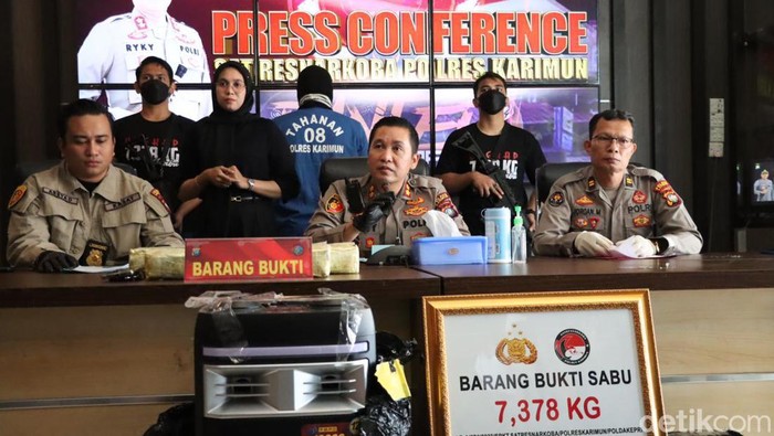 Penyelundup 7,3 kg sabu asal Malaysia ditangkap di Karimun, Kepri.