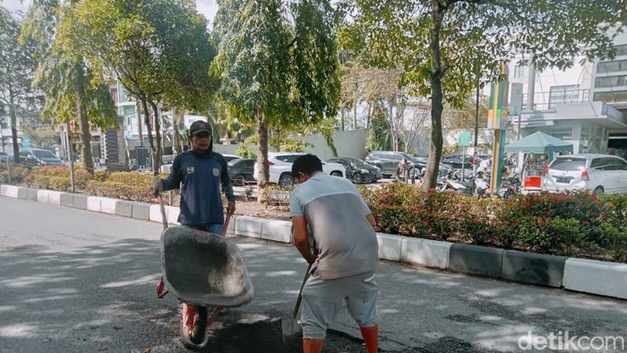 Perbaikan jalan rusak di Banda Aceh. (Agus Setyadi/detikSumut)