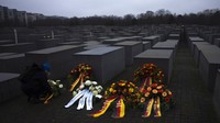 Sebagian besar negara di dunia memperingati Hari Holocaust Sedunia pada 27 Januari. Tanggal tersebut dipilih karena pada tahun 1945 kamp konsentrasi Auschwitz-Birkenau di Polandia dibebaskan oleh pasukan Uni Soviet.