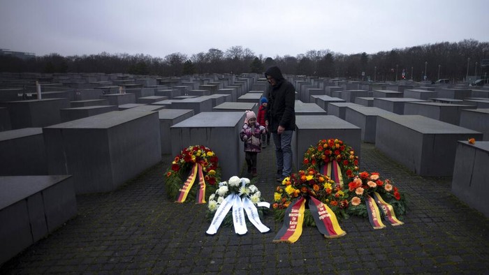 Peringati Hari Holocaust, Bunga Duka Iringi Makam Yahudi di Jerman Sebagian besat negara di dunia memperingati Hari Holocaust Sedunia pada 27 Januari. Karangan bunga pun iringi pemakaman korban kekejaman Nazi Jerman.