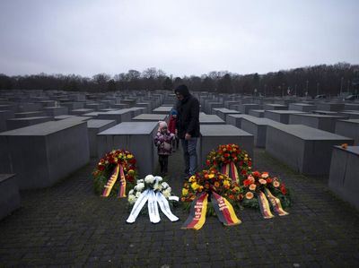 Peringati Hari Holocaust, Bunga Duka Iringi Makam Yahudi di Jerman