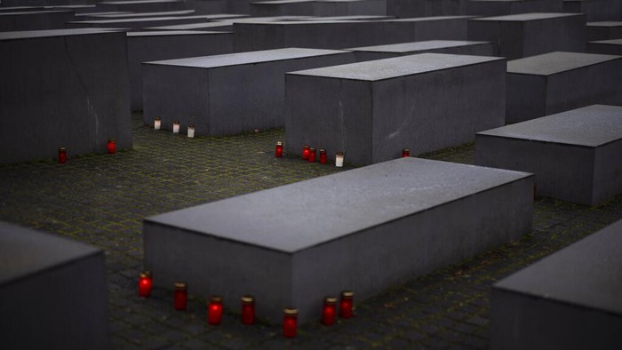 Sebagian besat negara di dunia memperingati Hari Holocaust Sedunia pada 27 Januari. Karangan bunga pun iringi pemakaman korban kekejaman Nazi Jerman.