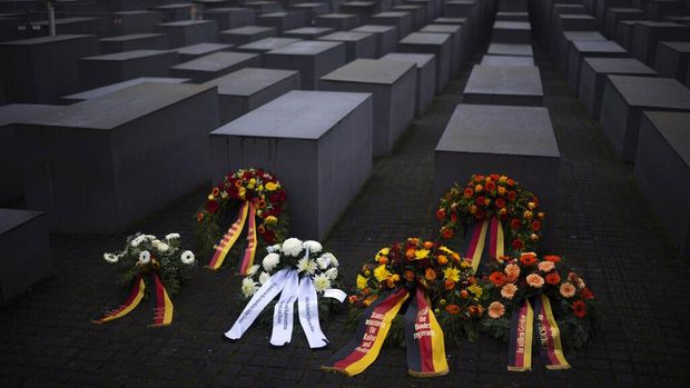 Sebagian besat negara di dunia memperingati Hari Holocaust Sedunia pada 27 Januari. Karangan bunga pun iringi pemakaman korban kekejaman Nazi Jerman.