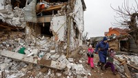 Serangan terbaru Rusia itu menghancurkan permukiman warga di Hlevakha, Ukraina. Hlevakha merupakan daerah perkotaan sekitar 35 kilometer (sekitar 22 mil) barat daya ibu kota, rentetan rudal dan serangan pesawat tak berawak telah merusak permukiman tersebut.