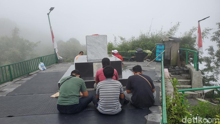 Petilasan Syekh Jumadil Kubro di Bukit Turgo, Sleman.