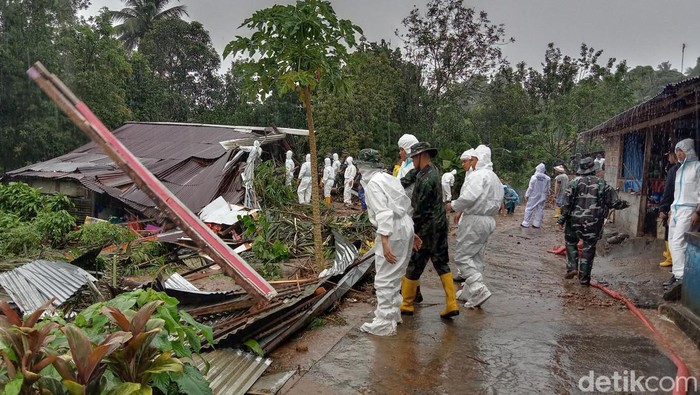Petugas melakukan evakuasi usai longsor di kawasan kompleks perumahan TNI AL, Kelurahan Kairagi Weru, Kota Manado.