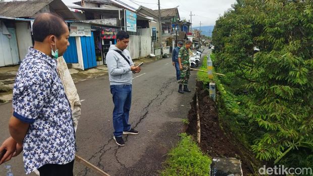 Plengsengan setinggi 4 meter yang ambrol di Kota Batu