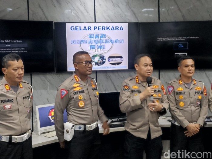 Polda Metro Jaya menjelaskan kasus kecelakaan melibatkan purnawirawan polisi yang menyebabkan mahasiswa UI tewas di Jaksel.