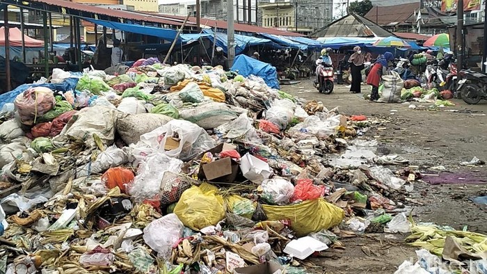 Sampah menumpuk di Kompleks Pasar Induk Wonomulyo, Kabupaten Polewali Mandar (Polman), Sulawesi Barat (Sulbar).