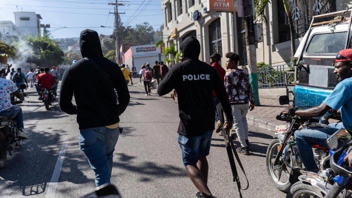 Armed police officers at a demonstration after a gang attack on a police station which left several officers dead, in Port-au-Prince, Haiti © Richard Pierrin / AFP