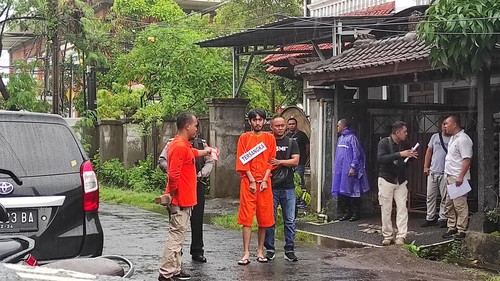 Polisi melakukan rekonstruksi kasus pembunuhan PSK berbasis aplikasi MiChat bernama Aluna Sagita di kos Griya Sambora, Jalan Tukad Batanghari I Nomor 1 Denpasar. (I Wayan Sui Suadnyana/detikBali)