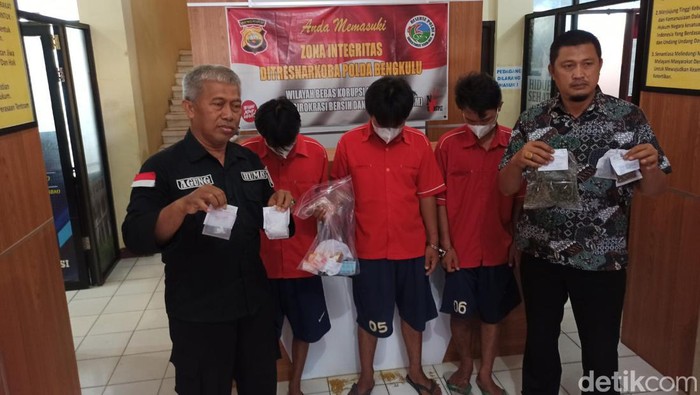 Polisi menangkap tiga tersangka kasus narkoba di Bengkulu.