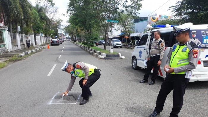 Personel Satlantas Polresta Banda Aceh memberi tanda pada jalan berlubang yang ada di ibu kota Provinsi Aceh. Dokumen Polresta Banda Aceh