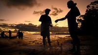 Seluruh negara dataran rendah seperti Kiribati dan Tuvalu bisa menjadi tidak dapat dihuni dalam 30 tahun ke depan. Sekitar setengah dari populasi pedesaan Fiji bergantung pada penangkapan ikan untuk bertahan hidup, menurut Organisasi Pangan dan Pertanian PBB. Tetapi perikanan negara berada di bawah tekanan di berbagai bidang. Saeed Khan/AFP/Getty Images