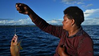 Lebih dari 70 persen dari 900.000 penduduk negara itu tinggal dalam jarak lima kilometer (tiga mil) dari pantai. Menurut Universitas Monash Australia, permukaan laut telah meningkat di Samudra Pasifik bagian barat dua hingga tiga kali lebih cepat dari rata-rata global. Saeed Khan/AFP/Getty Images