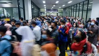Kepadatan penumpang terlihat pada saat jam pulang kerja, khususnya di peron 8 yang melayani KRL tujuan Jatinegara, Bekasi, Cikarang. 