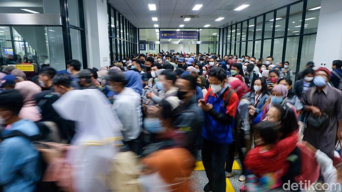 Potret Padatnya Stasiun Manggarai di Jam Pulang Kerja Stasiun Manggarai, Jakarta, terpantau padat penumpang KRL pada jam pulang kerja. Seperti ini suasananya.