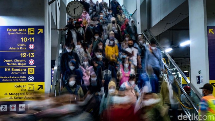 Stasiun Manggarai, Jakarta, terpantau padat penumpang KRL pada jam pulang kerja. Seperti ini suasananya.
