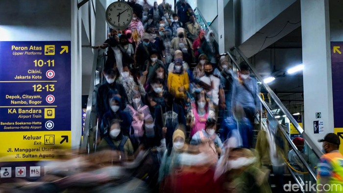 Potret Padatnya Stasiun Manggarai di Jam Pulang Kerja Stasiun Manggarai, Jakarta, terpantau padat penumpang KRL pada jam pulang kerja. Seperti ini suasananya.