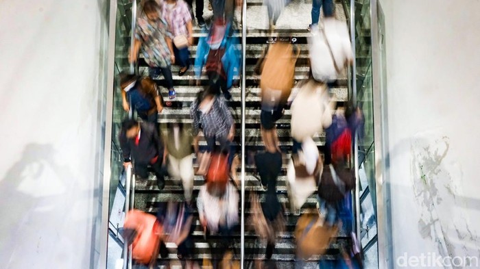 Stasiun Manggarai, Jakarta, terpantau padat penumpang KRL pada jam pulang kerja. Seperti ini suasananya.
