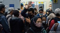 Selain itu, lebar peron yang sempit membuat ada penumpukan penumpang. 
