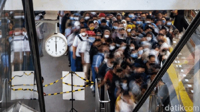 Stasiun Manggarai, Jakarta, terpantau padat penumpang KRL pada jam pulang kerja. Seperti ini suasananya.