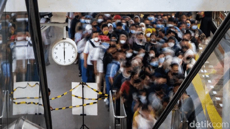 Stasiun Manggarai, Jakarta, terpantau padat penumpang KRL pada jam pulang kerja. Seperti ini suasananya.