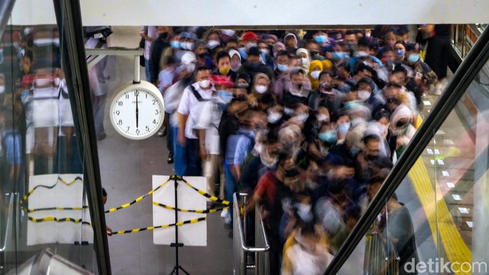 Potret Padatnya Stasiun Manggarai di Jam Pulang Kerja Stasiun Manggarai, Jakarta, terpantau padat penumpang KRL pada jam pulang kerja. Seperti ini suasananya.