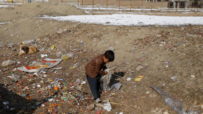 Potret Perjuangan Anak-anak Afghanistan Saat Salju Turun Afghan children play with each other on the snow-covered ground in Kabul, Afghanistan, January 26, 2023. REUTERS/Ali Khara