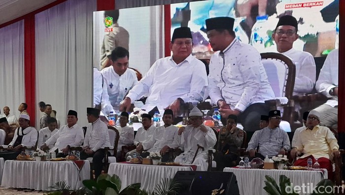 Prabowo Subianto dan Bobby Nasution saat di acara zikir dan doa bersama di Medan.
